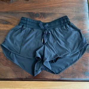 Lululemon 2.5inch hotty hot short